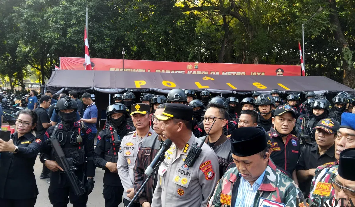 Kepala Biro Operasi Polda Metro Jaya, Kombes I Ketut Gede Wijatmika (ketiga dari kanan), saat ditemui di Mapolda Metro Jaya, Senin, 1 September 2025. (Sumber: POSKOTA | Foto: Ali Mansur)