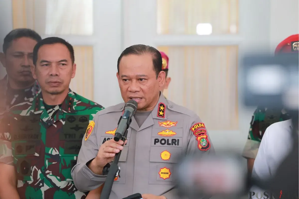Kapolda Metro Jaya, Irjen Asep Edi Suheri saat menyampaikan pernyataan kepada awak media di Balai Kota Jakarta, Senin, 1 September 2025. (Sumber: Poskota/Muhammad Tegar Jihad)