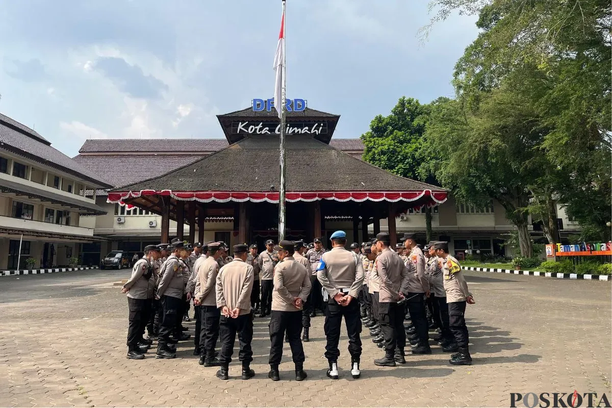 Personel Polres Cimahi bersiap menerapkan rekayasa lalu lintas di Kantor DPRD Cimahi, Kota Cimahi, Senin, 1 September 2025. (Sumber: Poskota/Gatot Poedji Utomo)