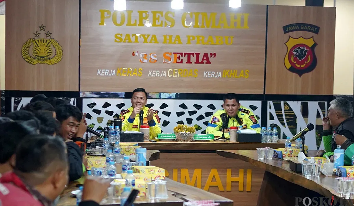 Kapolres Cimahi AKBP Niko N Adi Putra (tengah) melakukan audiensi dengan komunitas ojol di Cimahi dan KBB di Saung Satya Haprabu "38 Setia" Polres Cimahi, Senin 1 September 2025. (Sumber: POSKOTA | Foto: Gatot Poedji Utomo)