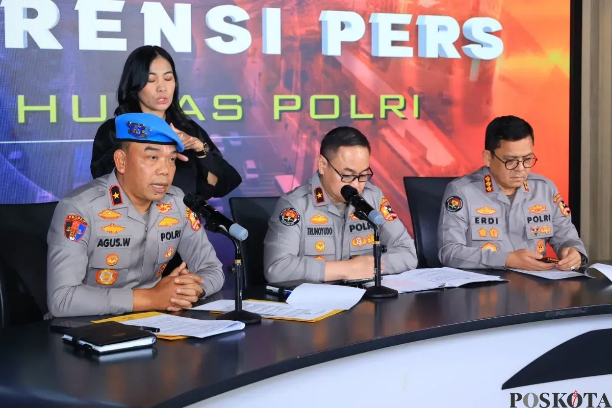 Karo Wabprof Divpropam Polri, Brigjen Agus Wijayanto (baret biru) saat konferensi pers di Mabes Polri, Jakarta Selatan, Senin, 1 September 2025. (Sumber: Poskota/Ali Mansur)