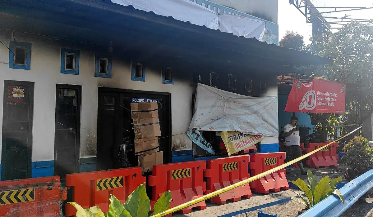 Kondisi Pos Polisi Lalu Lintas Jatiasih, Kota Bekasi, porak-poranda usai dibakar orang tak dikenal pada Senin dini hari, 1 September 2025. (Sumber: Istimewa)