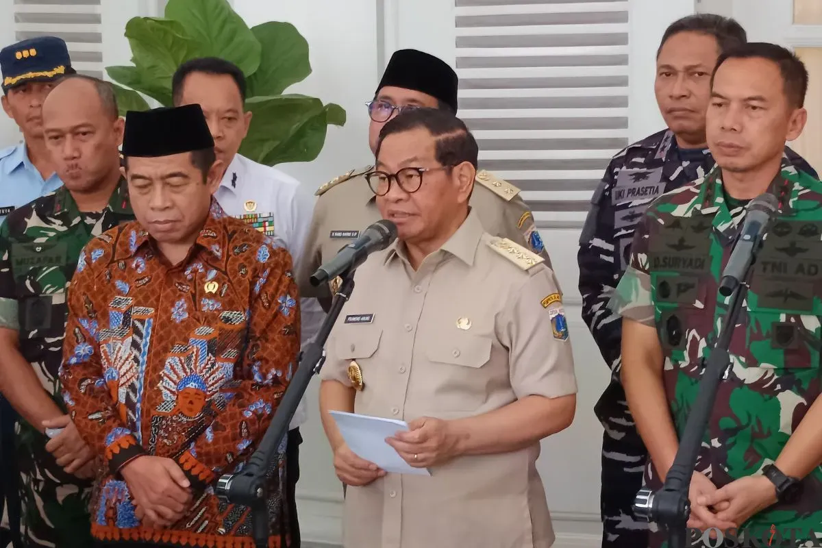 Gubernur Jakarta, Pramono Anung saat menyampaikan pernyataan kepada awak media di Balai Kota Jakarta, Senin, 1 September 2025. (Sumber: Poskota/Muhammad Tegar Jihad)