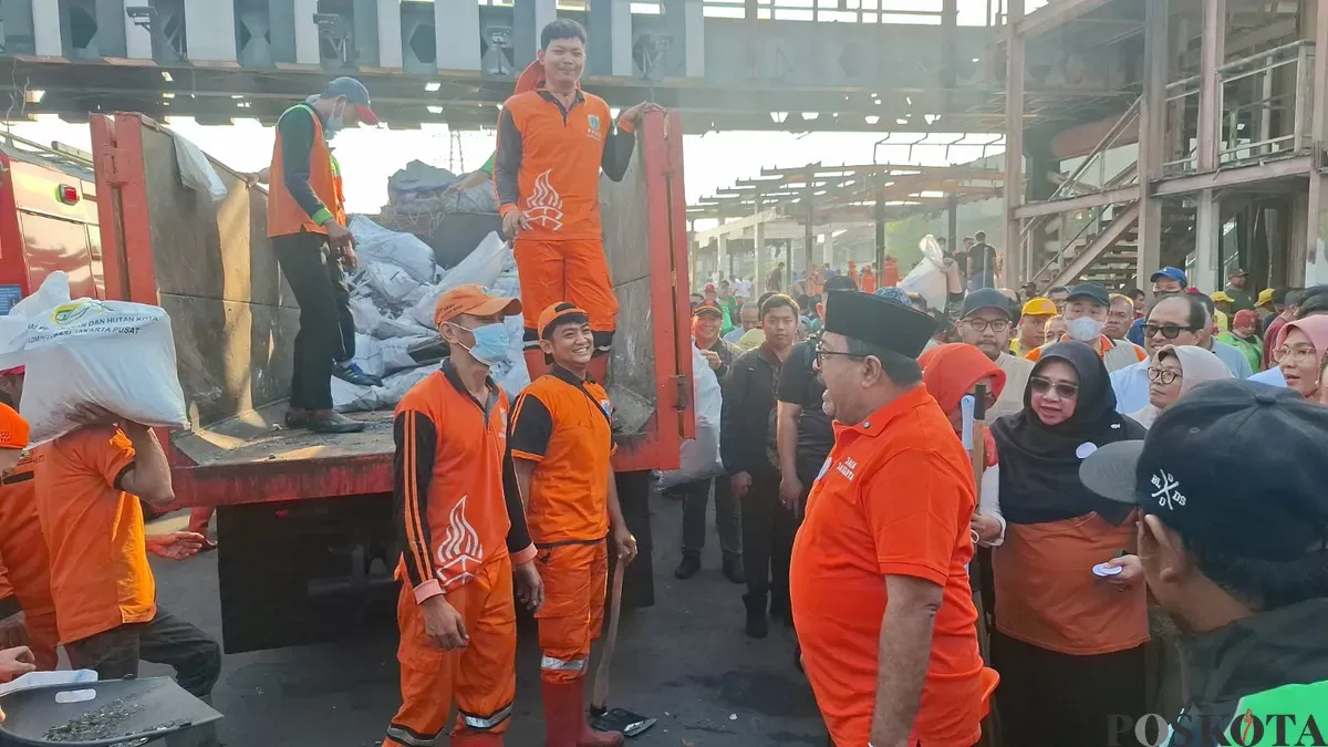 Wakil Gubernur Jakarta Rano Karno saat melakukan gotong royong di kawasan Senen, Jakarta Pusat, Senin 1 September 2025. (Sumber: Poskota/M. Tegar Jihad)