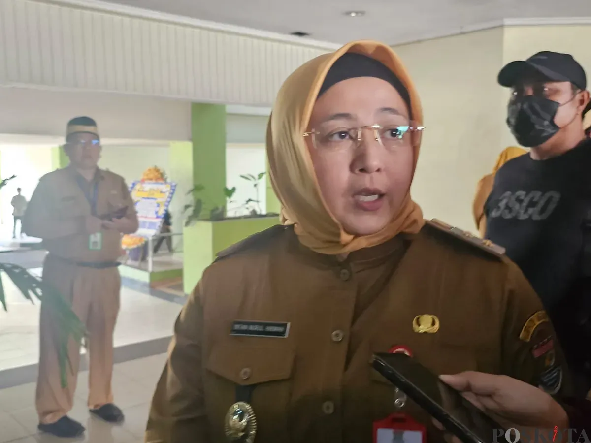 Wakil Bupati Tangerang Intan Nurul Hikmah menjelaskan soal kebijakan KBM daring pasca aksi unjuk rasa di Jakarta dan beberapa wilayah. (Sumber: Poskota/Veronica Prasetio)