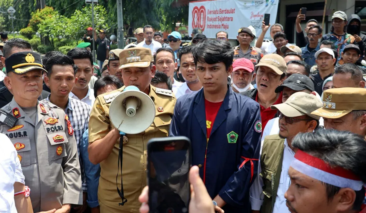 Wali Kota Bekasi, Tri Adhianto sambil memegang pengeras suara menemui massa aksi demo di depan Kantor DPRD Kota Bekasi, Senin 1 September 2025. (Sumber: Dok Humas Pemkot Bekasi)
