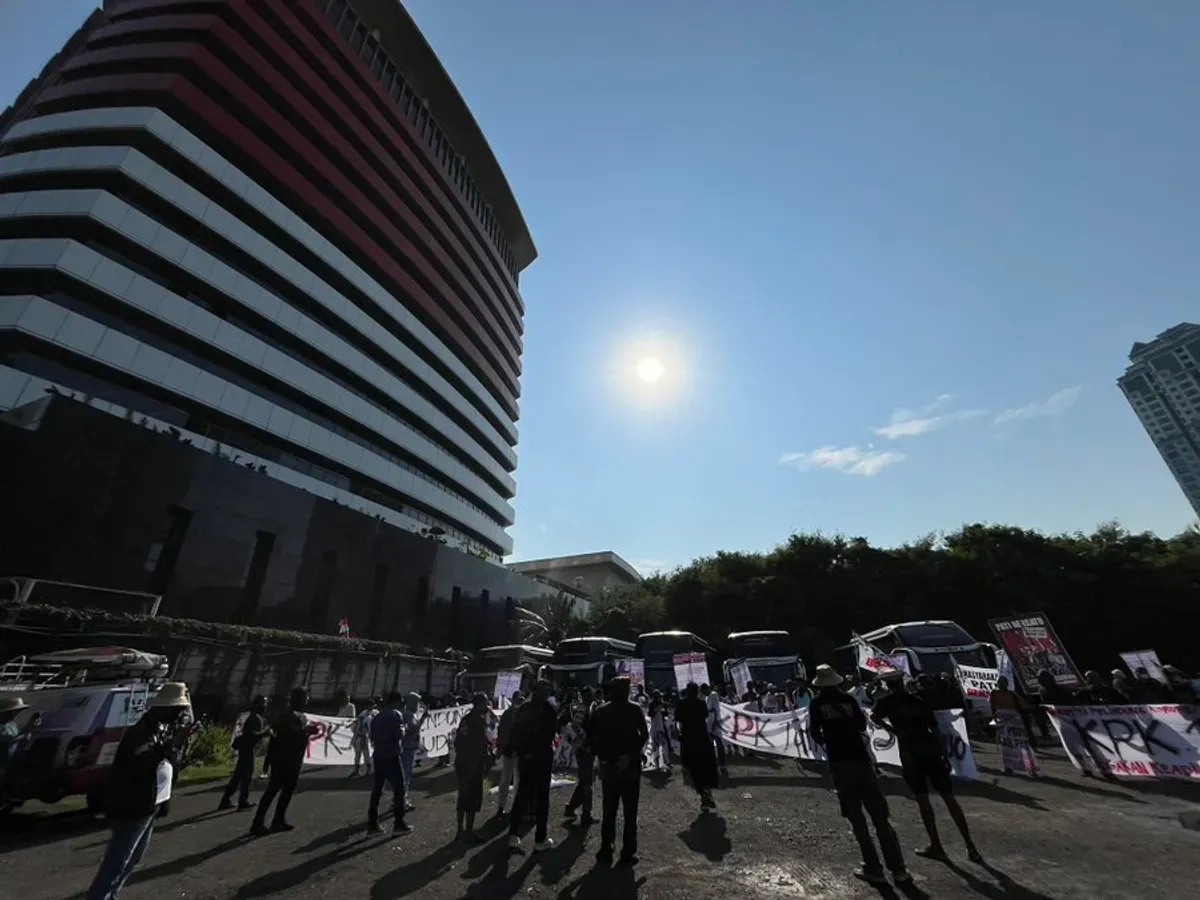 Warga Kabupaten Pati, Jawa Tengah, berbondong-bondong datang ke depan Gedung Komisi Pemberantasan Korupsi (KPK), Jakarta, Senin, 1 September 2025. (Sumber: X/@suluhpergerakan)