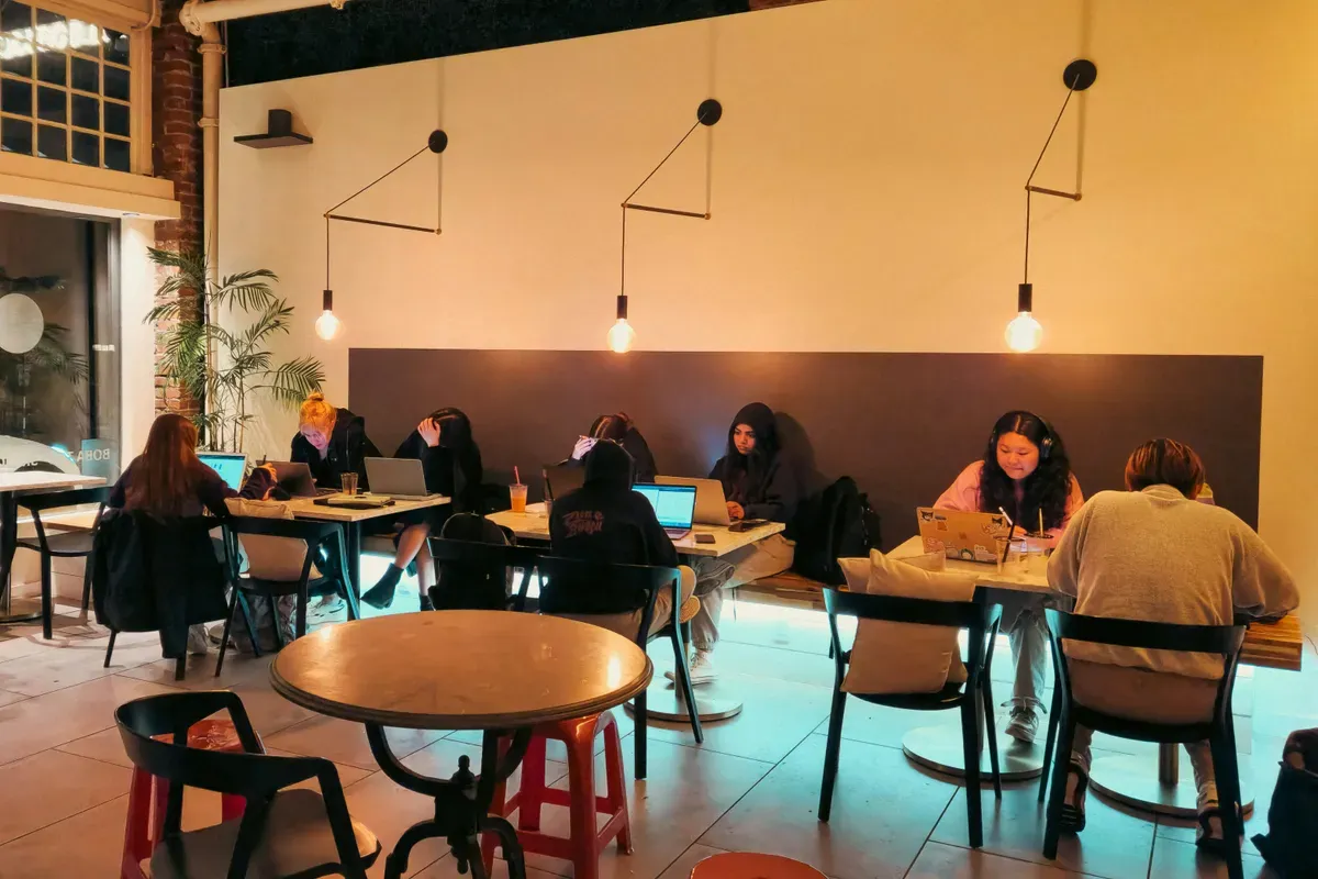 Ilustrasi-Rekomendasi 5 Tempat WFC di Bandung, Tersedia WiFi dan Stop Kontak (Sumber: Unsplash/Zoshua Colah)