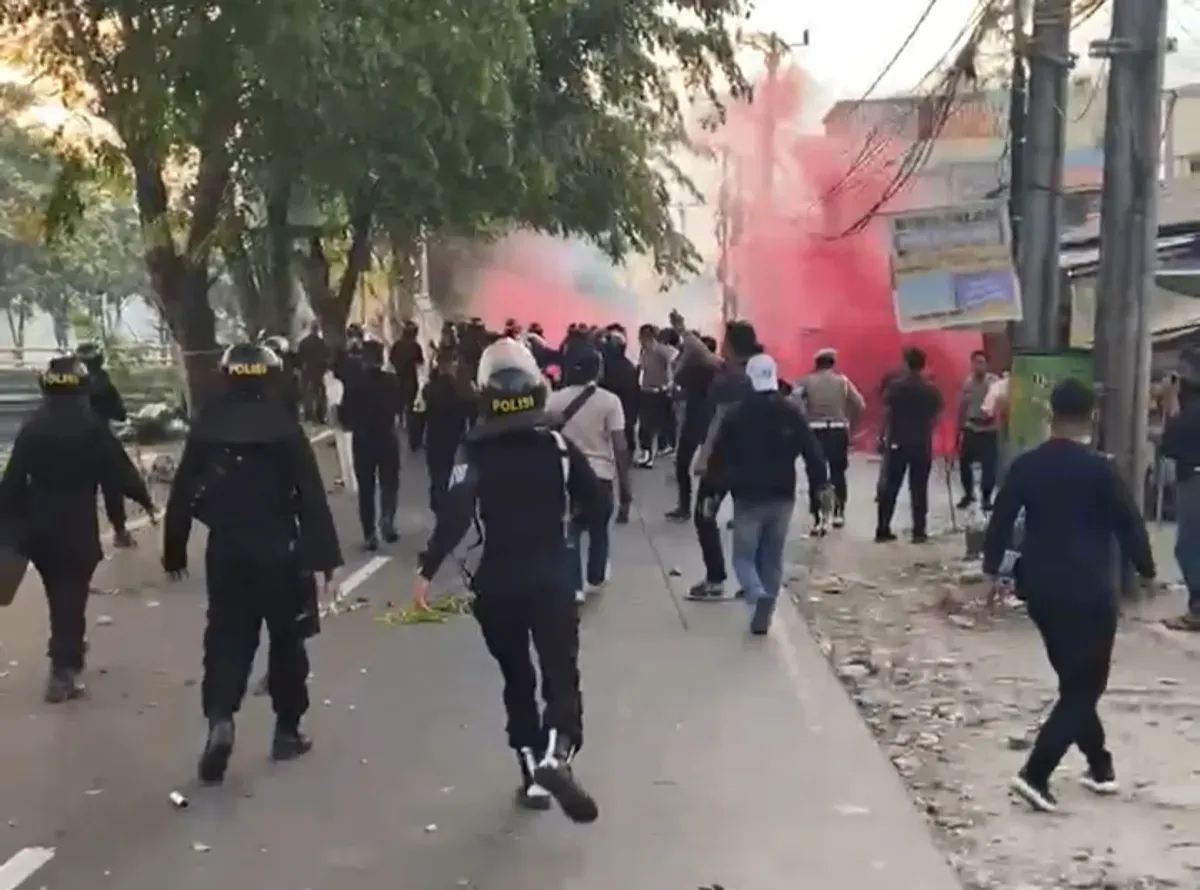 Ratusan massa aksi berusaha menyerang Mapolres Metro Bekasi Kota dengan petasan dan bom molotov. Minggu, 31 Agustus 2025. Aksi terjadi berulang kali hingga akhirnya berhasil diredam aparat pada pukul 04.30 WIB. (Sumber: Istimewa)