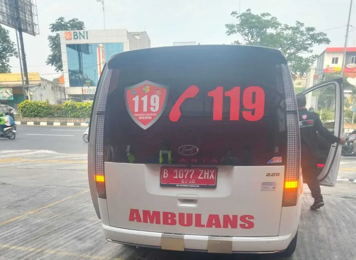 Satu unit ambulans mengevakuasi korban kecelakaan tunggal di Jalan Margonda, perempatan lampu merah Margonda-Juanda, Kecamatan Beji, Kota Depok, Selasa, 2 September 2025. (Sumber: Istimewa)