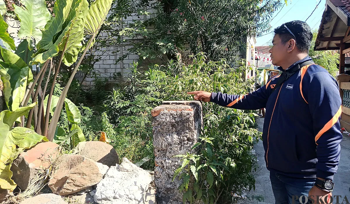 Warga menunjukkan lokasi ditemukannya jasad bayi terbungkus plastik hitam di area makam keluarga, Jalan Sarbini, Kelurahan Jakasampurna, Kota Bekasi, Selasa, 2 September 2025. (Sumber: POSKOTA | Foto: Nurpini Aulia Rapika)