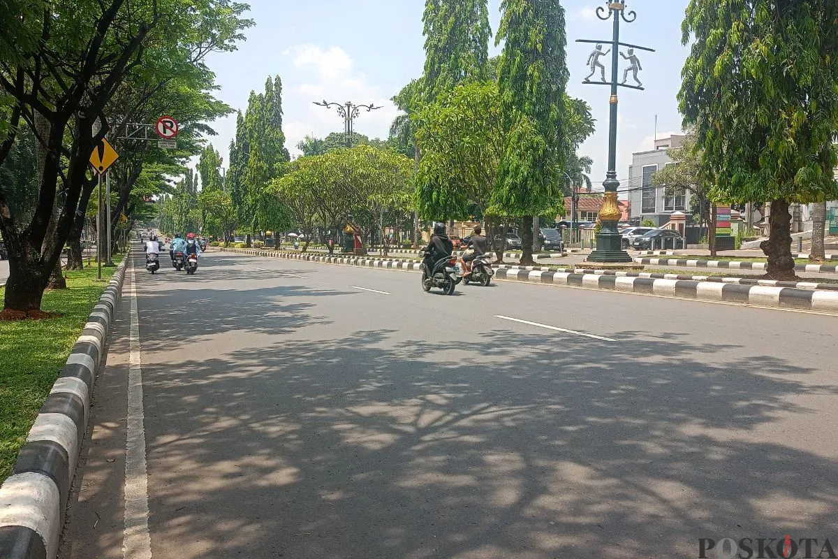 Lagu Ibu Pertiwi diputar di Jalan Tegar Beriman, Cibinong, Kabupaten Bogor, Selasa, 2 September 2025. (Sumber: Poskota/Giffar Rivana)