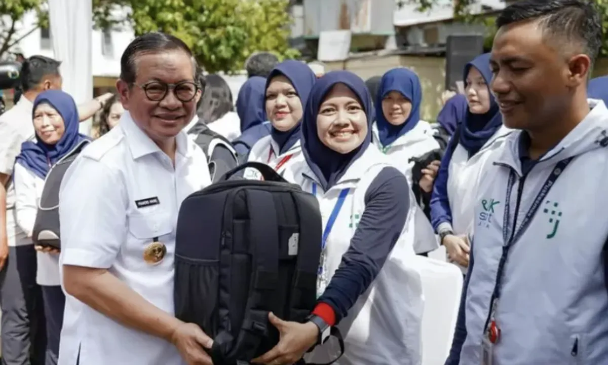 Pasukan Putih DKI Jakarta 2025 hadir memberikan layanan kesehatan home service untuk lansia dan pasien kronis, simbol pengabdian nyata di tengah kota metropolitan. (Sumber: Instagram/@dinkesdk)