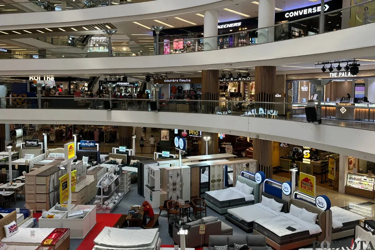 Suasana di Mall Ciputra, Jakarta Barat, tampak sepi pengunjung, Selasa, 2 September 2025. (Sumber: Poskota/Pandi Ramedhan)