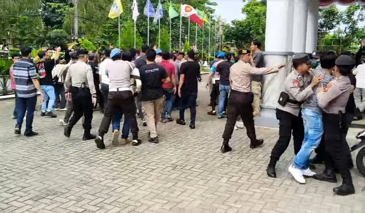 Suasana saat kericuhan terjadi di tengah aksi unjuk rasa di depan Gedung DPRD Pandeglang. (Sumber: Istimewa)