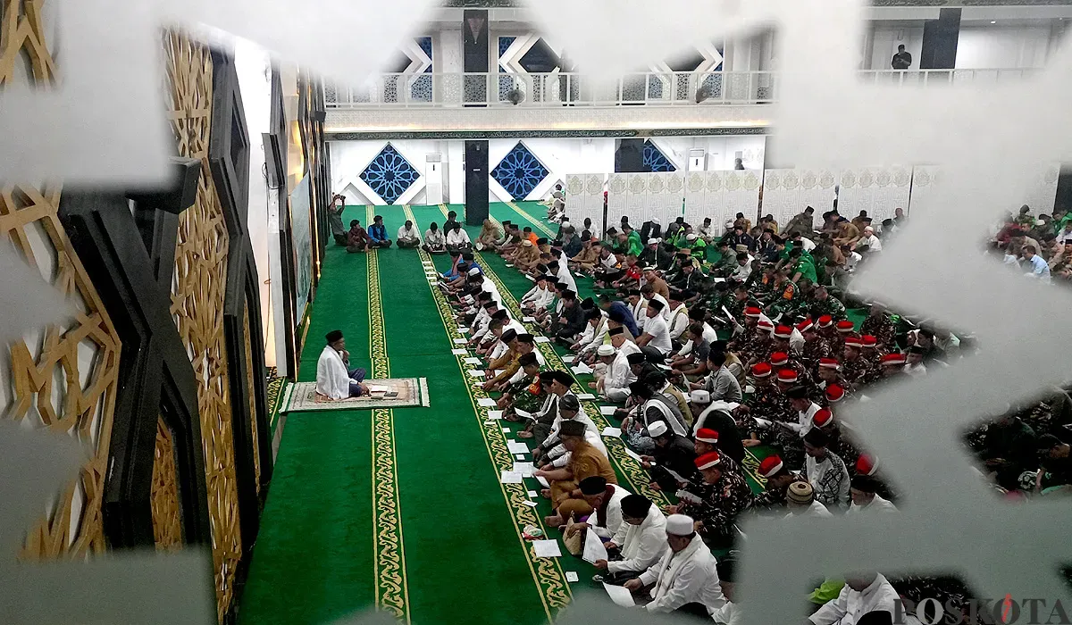 Pemkab Bogor bersama dengan elemen masyarakat menggelar doa istigasah dan salat gaib untuk membawa pesan damai agar wilayah tetap kondusif di tengah isu demonstrasi yang kisruh di sejumlah wilayah di Indonesia. (Sumber: POSKOTA | Foto: Giffar Rivana)