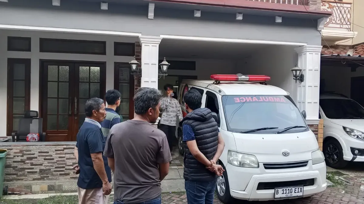 Satu mobil ambulans digunakan dalam evakuasi pekerja yang tewas diduga akibat kesetrum saat memperbaiki mesin pompa air di salah satu rumah warga. (Sumber: Polsek Cimanggis)