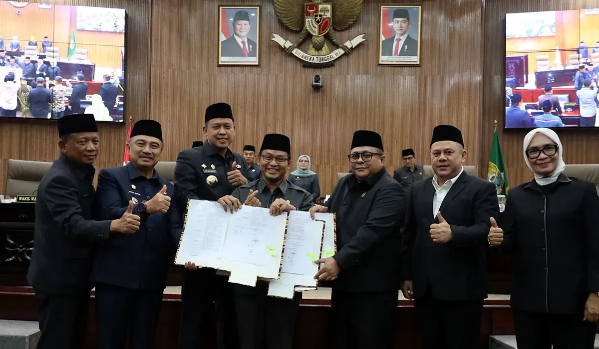 Pemkot Bekasi dan DPRD resmi menandatangani Perubahan KUA-PPAS 2025, Selasa 2 September 2025, salah satunya terkait anggaran kenaikan honor ketua RT dan RW. (Sumber: Humas Pemkot Bekasi)
