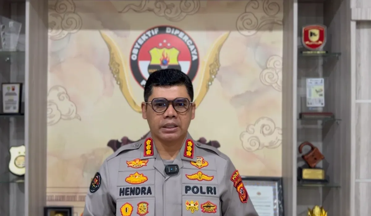 Kabid Humas Polda Jabar Kombes Hendra Rochmawan, menjelaskan terkait bentrokan aparat di area kampus Unisba. (Sumber: Polda Jabar)