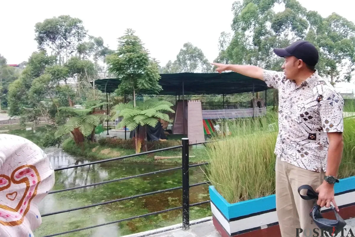 Humas LPZ, Miftah Setiawan menunjukan lokasi awal persembunyian macan tutul yang kabur dari kandangnya di Lembang, Kabupaten Bandung Barat, Selasa, 2 September 2025. (Sumber: Poskota/Gatot Poedji Utomo)