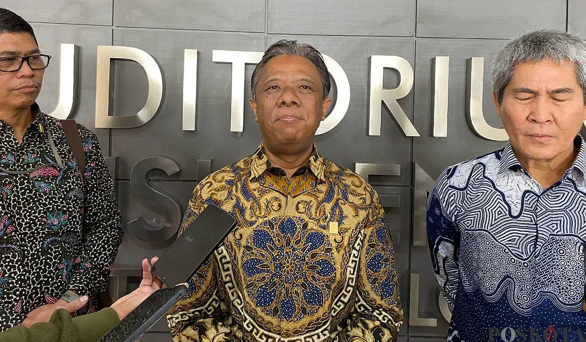 Direktur Legal dan Manajemen Human Capital PLN, Yusuf Didi Setiarto (tengah). (Sumber: POSKOTA | Foto: Pandi Ramedhan)