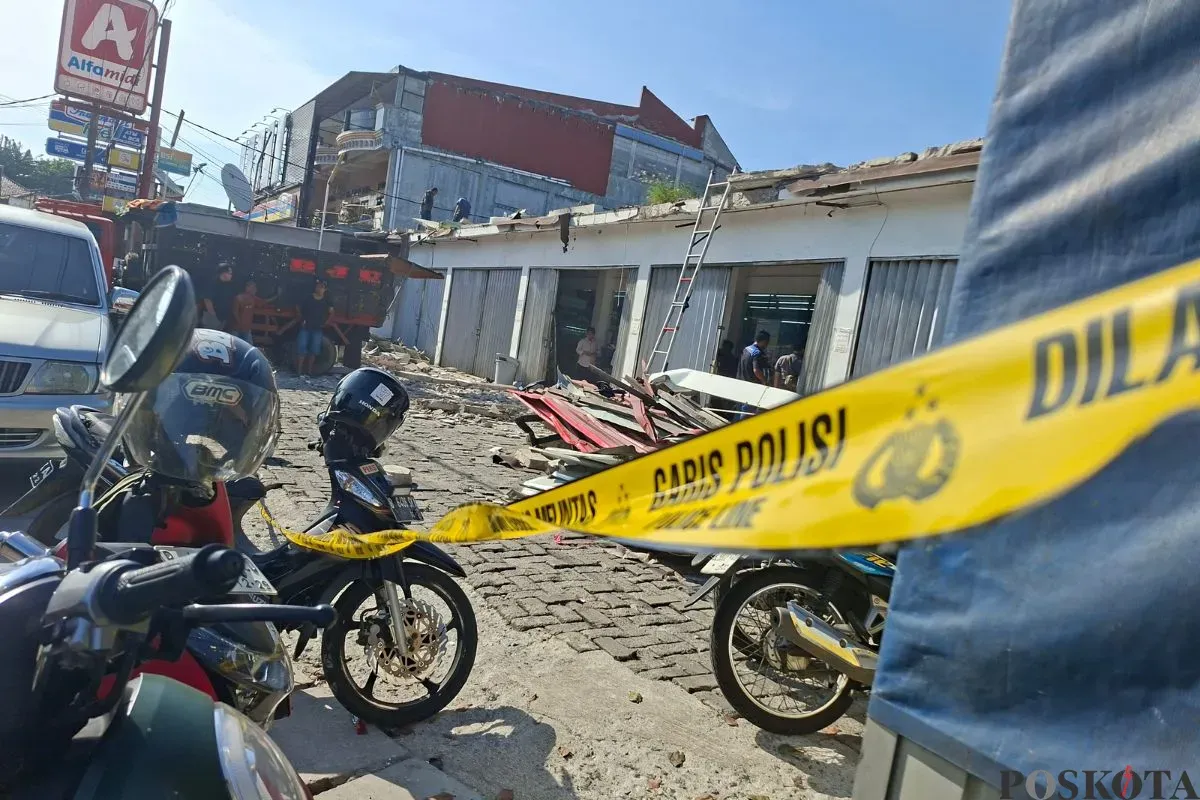 Situasi di depan minimarket di Jalan Raya Pekapuran, RT 11/RW 22, Kelurahan Sukatani, Kecamatan Tapos, Kota Depok, Selasa, 2 September 2025. (Sumber: Poskota/Angga Pahlevi)