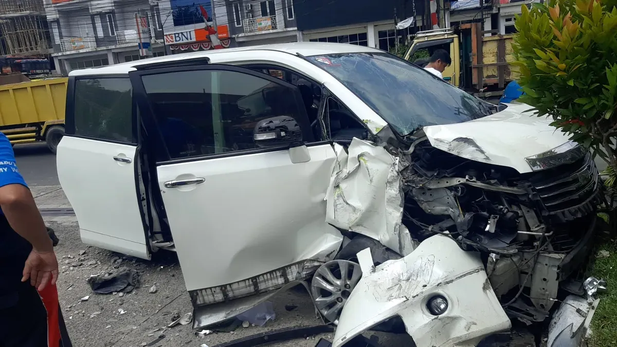 Satu unit mobil Toyota NAV1  ringsek usai menabrak sejumlah pengendara motor di Kota Depok, Senin, 1 September 2025. (Sumber: Polres Depok)