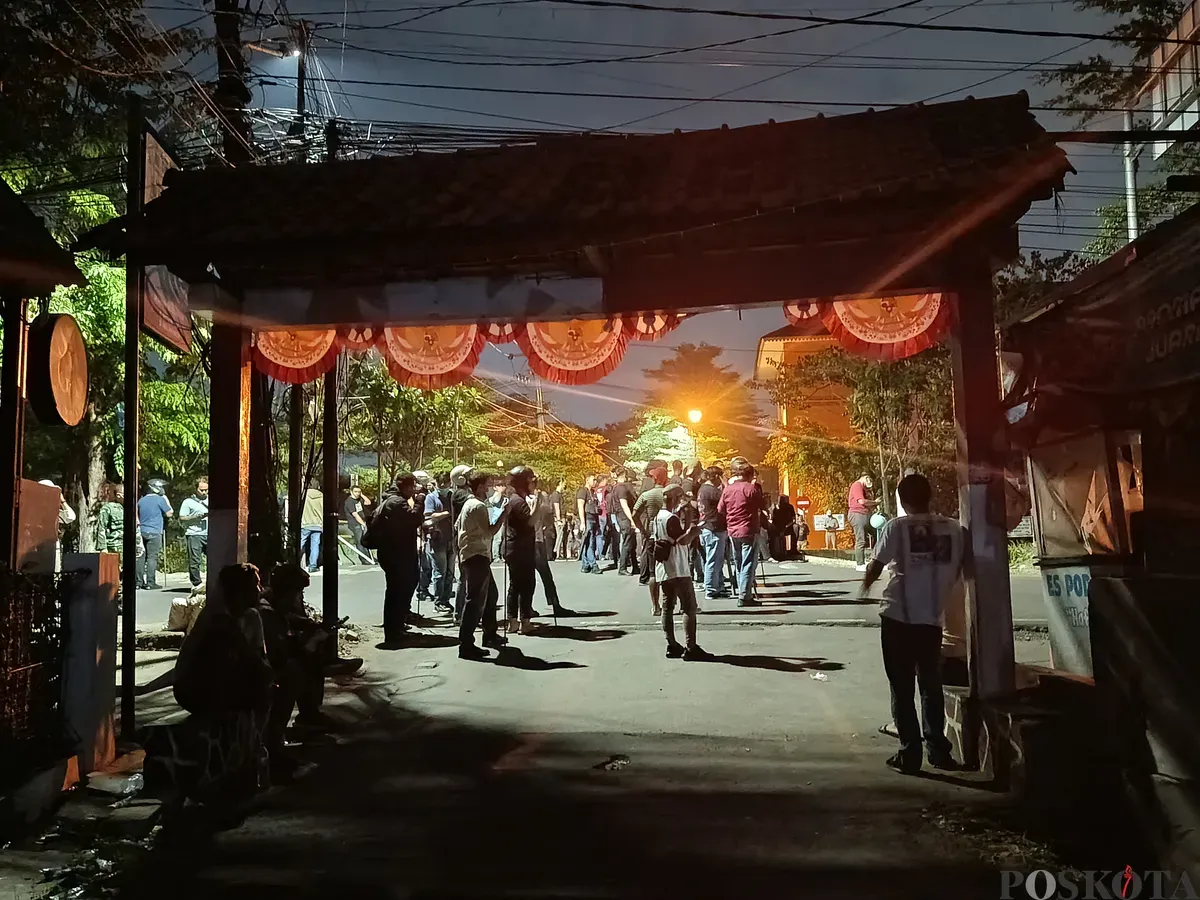 Suasana mencekam saat ratusan massa mencoba menyerang Polres Metro Bekasi Kota dengan lemparan petasan dan molotov, Minggu malam 31 Agustus 2025. (Sumber: POSKOTA | Foto: Nurpini Aulia Rapika)