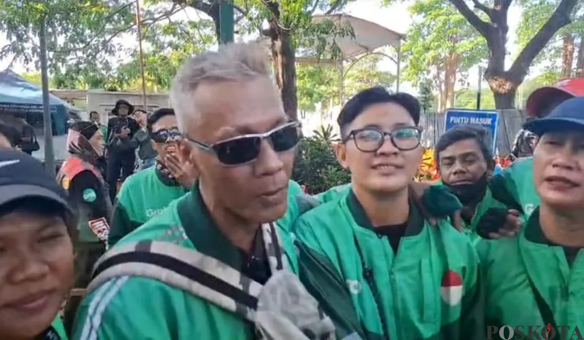 Arief (kiri) dan Riska (kanan), driver ojol yang bertemu Wapres RI Gibran Rakabuming Raka usai mengikuti aksi damai di kawasan Monas, Jakarta Pusat, Selasa, 2 September 2025. (Sumber: POSKOTA | Foto: Pandi Ramedhan)