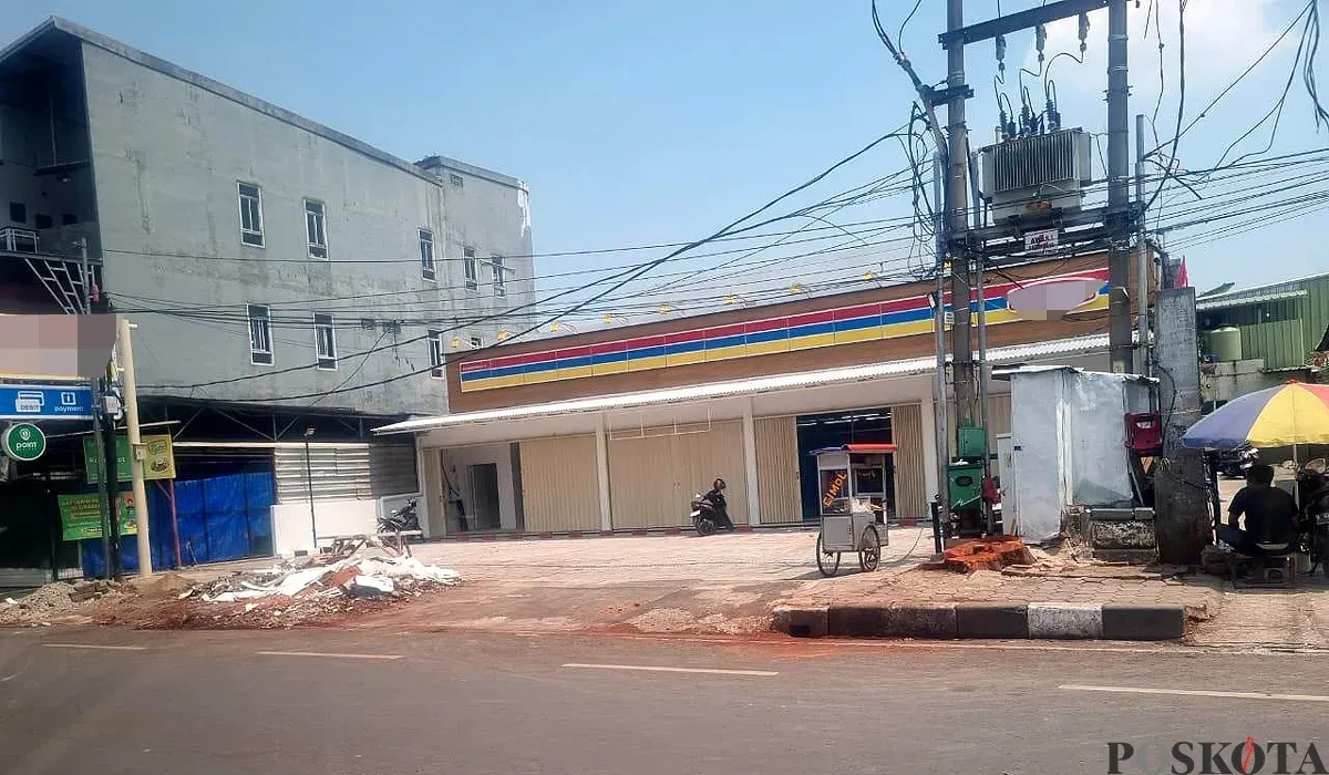 Situasi di depan minimarket, Jalan KK Singawinata, Kelurahan Nagri Tengah, Kabupaten Purwakarta, yang disorot warga setelah dua pohon mahoni berusia puluhan tahun ditebang. (Sumber: POSKOTA | Foto: Dadan Sukmana)
