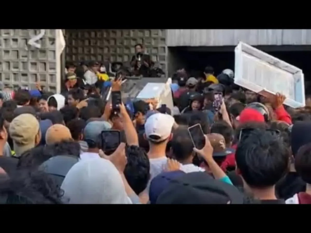 erusuhan massa di rumah Ahmad Sahroni, Tanjung Priok, Sabtu 30 Agustus 2025. (Sumber: Instagram)