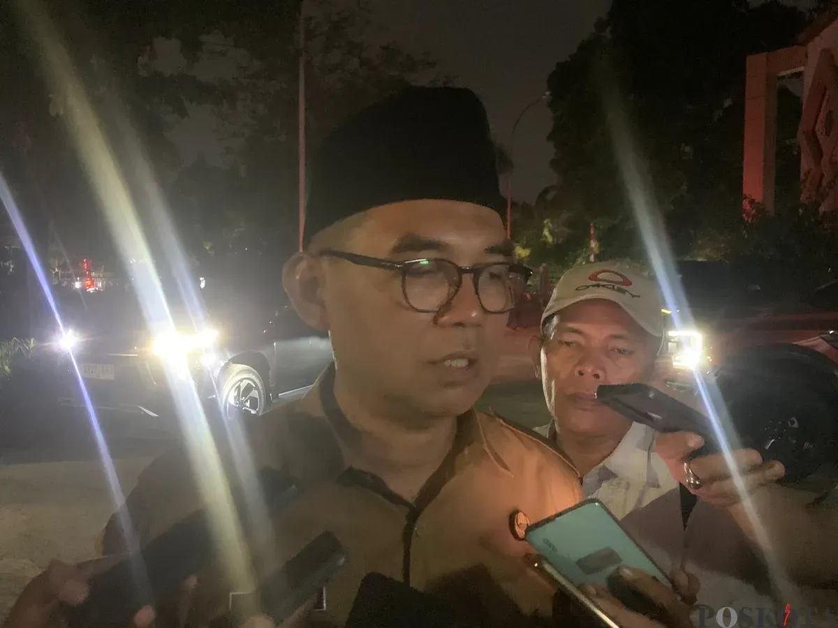 Sekda Kabupaten Bogor Ajat Rochmat Jatnika mengungkapkan Pemkab Bogor mengeluarkan SE yang menganjurkan ASN menggunakan baju bebas selama seminggu kedepan. (Sumber: Poskota/Giffar Rivana)