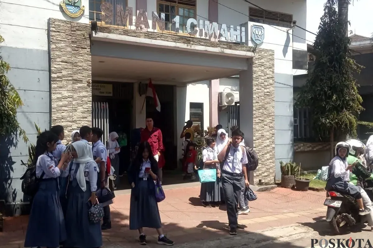 Suasana siswa pualng dari SMAN 1 Cimahi, Jalan Pacinan, Kota Cimahi, Selasa, 2 September 2025. (Sumber: Poskota/Gatot Poedji Utomo)