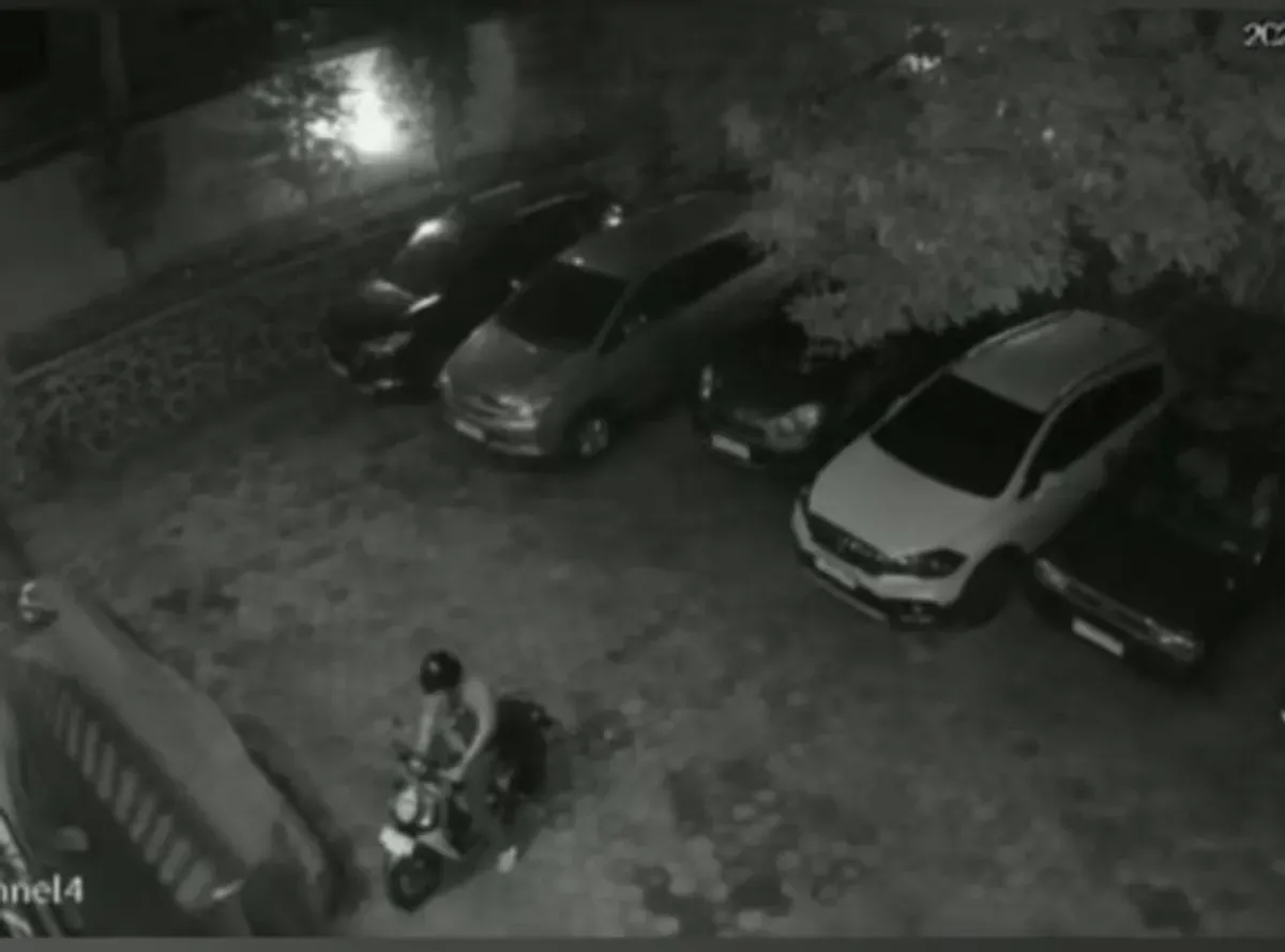 Cuplikan CCTV memperlihatkan maling motor beraksi di indekos, Jalan Padi Baranangsiang, Kecamatan Bogor Timur, Kota Bogor. (Sumber: Istimewa)