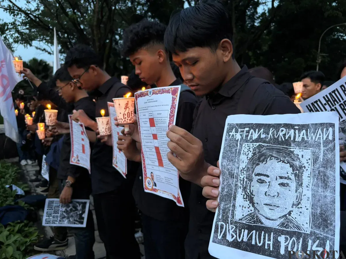 Ratusan mahasiswa IPB gelar doa dan menyalakan lilin untuk korban demonstrasi yang terjadi di sejumlah wilayah Indonesia termasuk Affan Kurniawan. (Sumber: POSKOTA | Foto: Giffar Rivana)