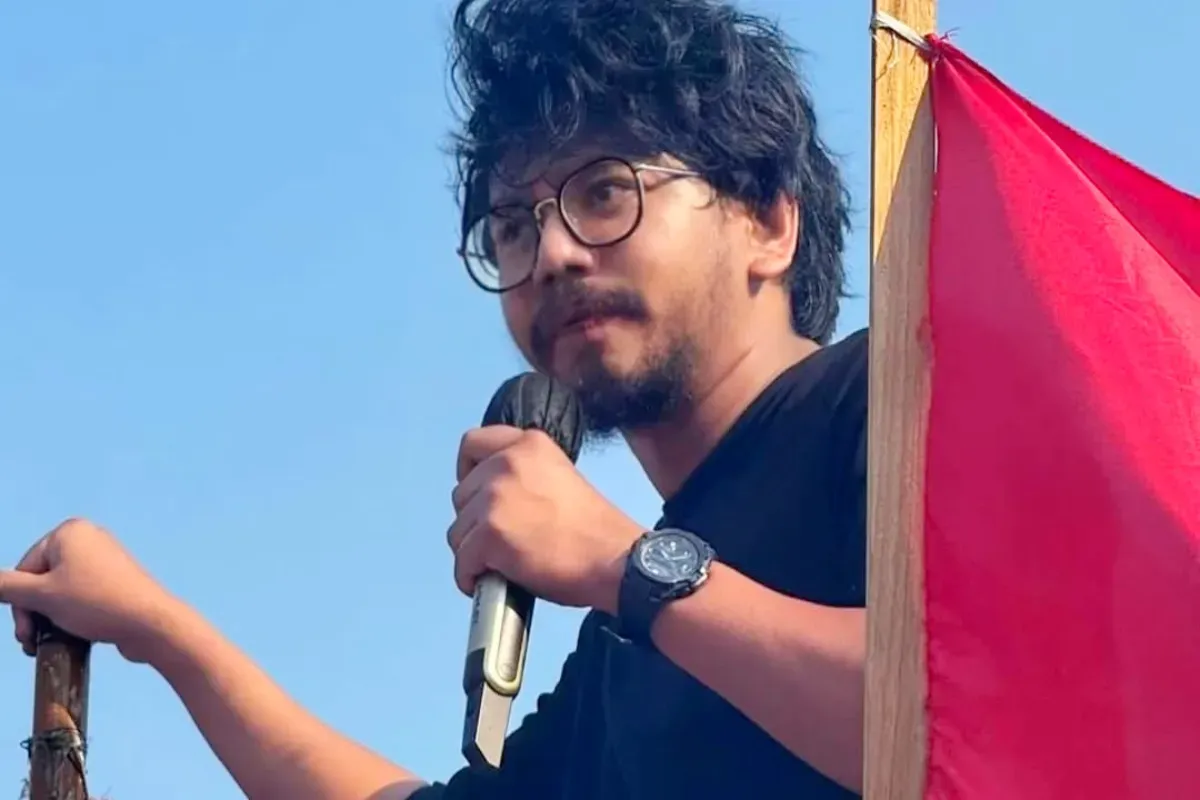 Potret Ferry Irwandi saat mengikuti aksi demonstrasi di depan gedung DPR RI. (Sumber: Instagram/@irwandiferry)