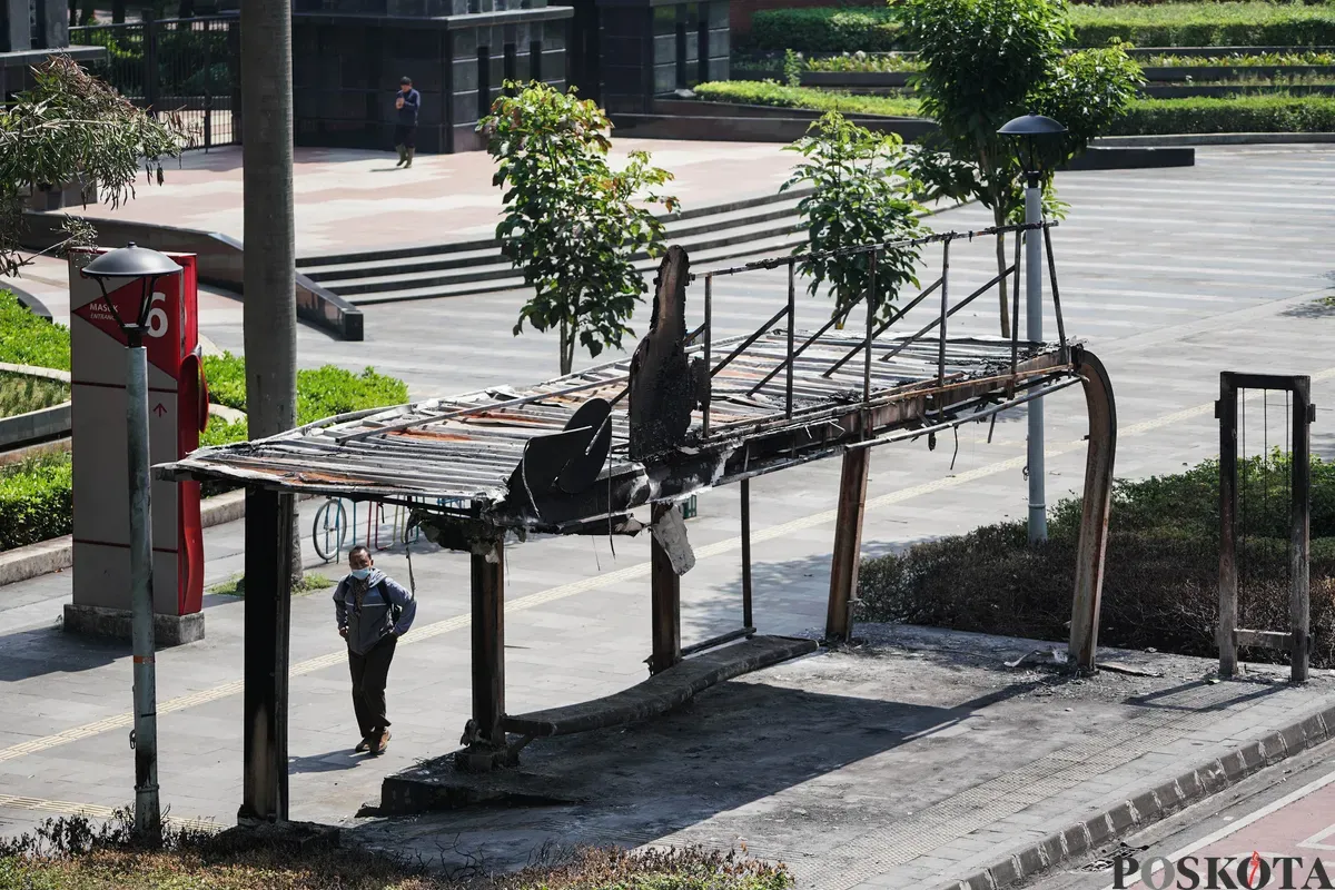 Pemerintah Provinsi DKI Jakarta mencatat kerugian atas kerusakan fasilitas publik akibat aksi unjuk rasa beberapa hari lalu mencapai Rp80 miliar. (Sumber: Poskota/Bilal Nugraha Ginanjar)