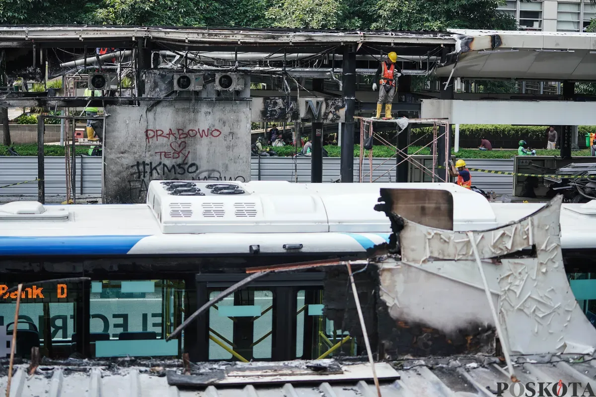 Calon penumpang menunggu kedatangan Transjakarta Halte Senayan Bank DKI yang mengalami kerusakan pascaunjuk rasa di Jalan Jenderal Sudirman, Jakarta, Selasa, 2 September 2025. (Sumber: Poskota/Bilal Nugraha Ginanjar)