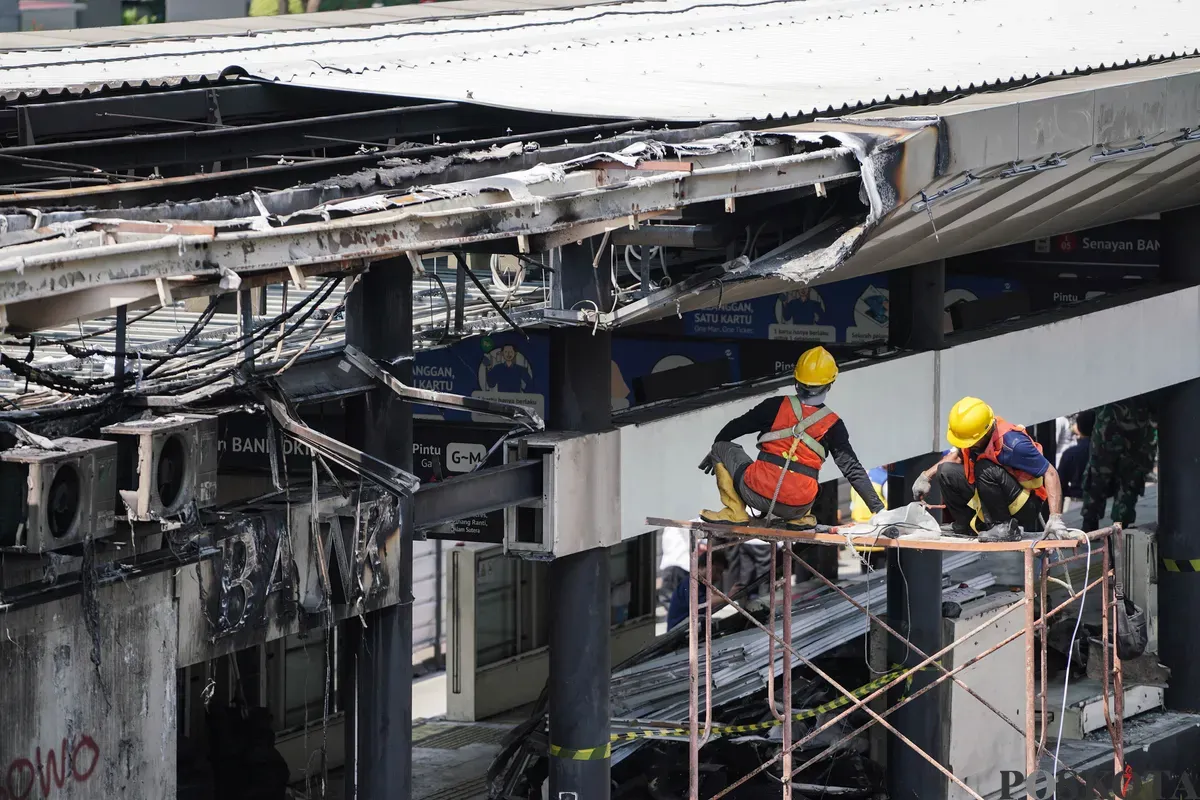 Calon penumpang menunggu kedatangan Transjakarta Halte Senayan Bank DKI yang mengalami kerusakan pascaunjuk rasa di Jalan Jenderal Sudirman, Jakarta, Selasa, 2 September 2025. (Sumber: Poskota/Bilal Nugraha Ginanjar)