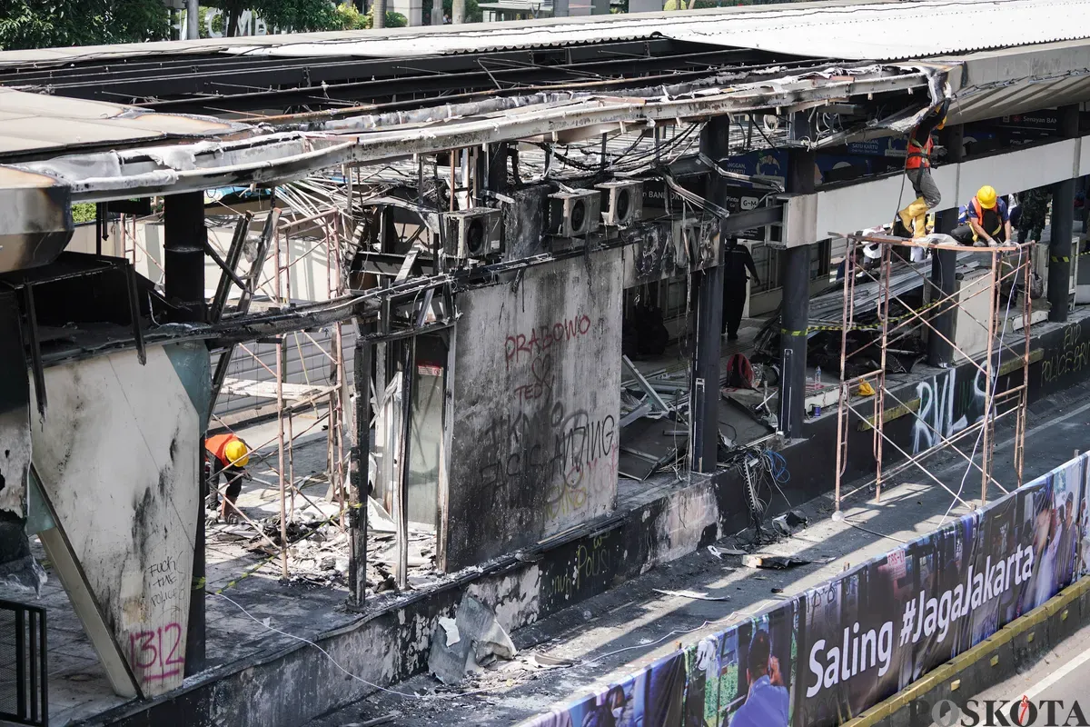 Calon penumpang menunggu kedatangan Transjakarta Halte Senayan Bank DKI yang mengalami kerusakan pascaunjuk rasa di Jalan Jenderal Sudirman, Jakarta, Selasa, 2 September 2025. (Sumber: Poskota/Bilal Nugraha Ginanjar)