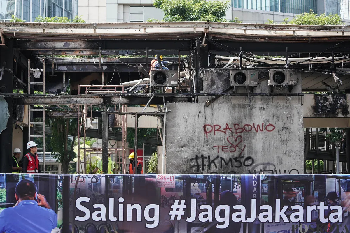 Calon penumpang menunggu kedatangan Transjakarta Halte Senayan Bank DKI yang mengalami kerusakan pascaunjuk rasa di Jalan Jenderal Sudirman, Jakarta, Selasa, 2 September 2025. (Sumber: Poskota/Bilal Nugraha Ginanjar)