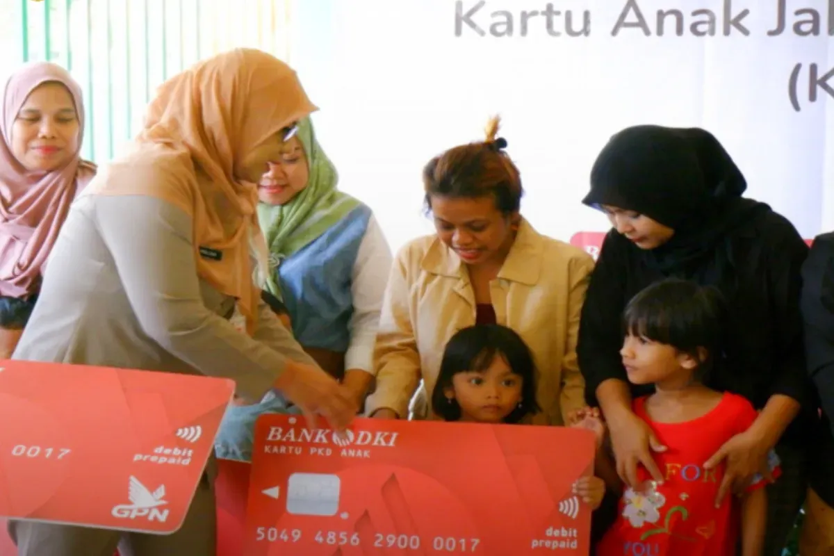 Potret pembagian rekening bansos Kartu Anak Jakarta (KAJ). (Sumber: Dinsos DKI Jakarta)