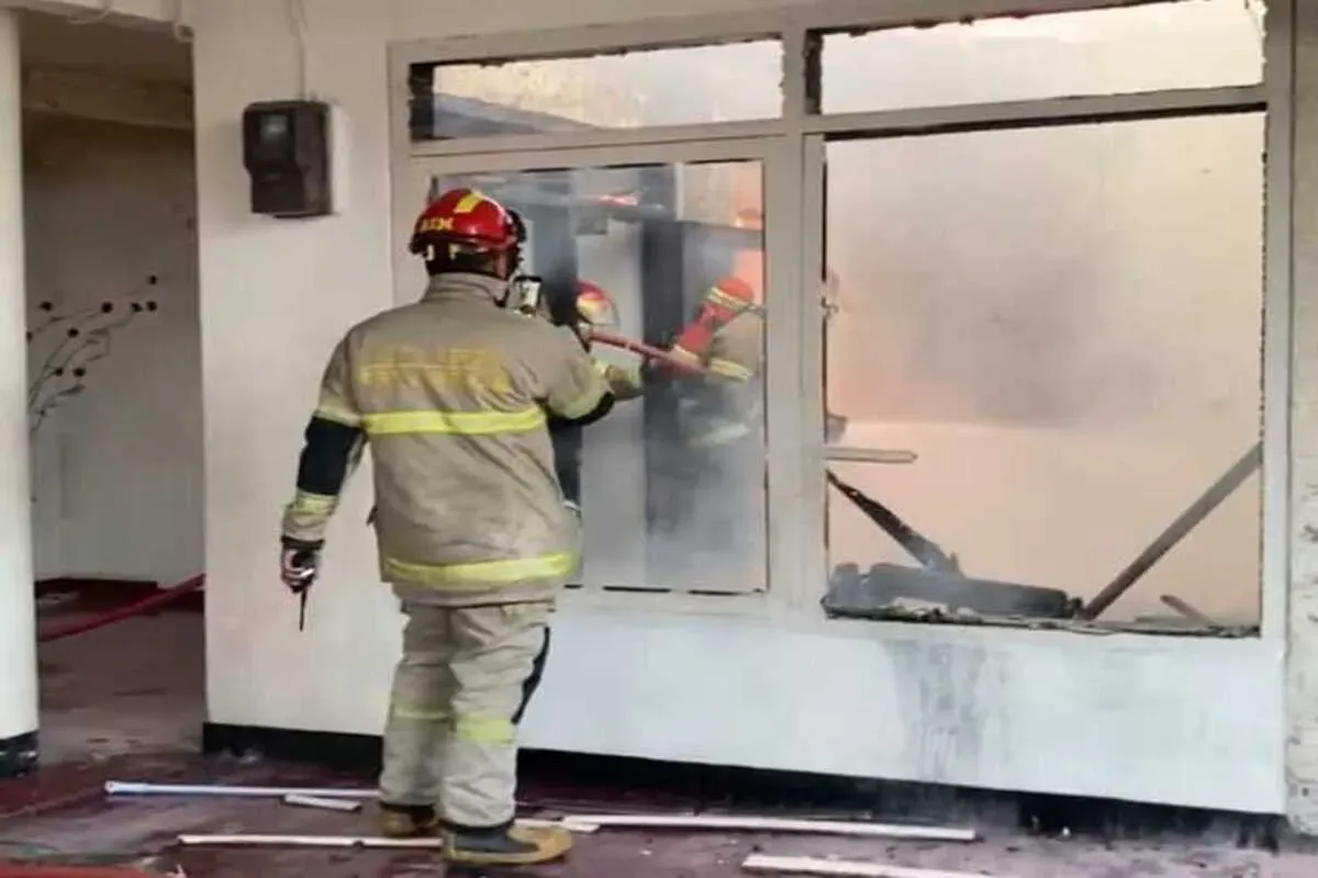 Petugas Damkar Kota Depok berupaya memadamkan api dari dalam rumah warga yang terbakar di Pancoran Mas, Kota Depok. (Sumber: Damkar Depok)