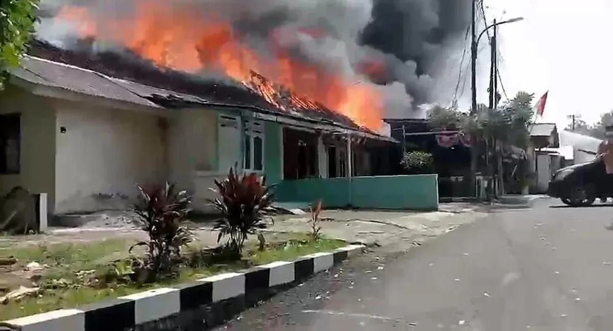 Kebakaran bangunan asrama Polsek Serpong, Rabu, 3 September 2025. (Sumber: Dok Warga)