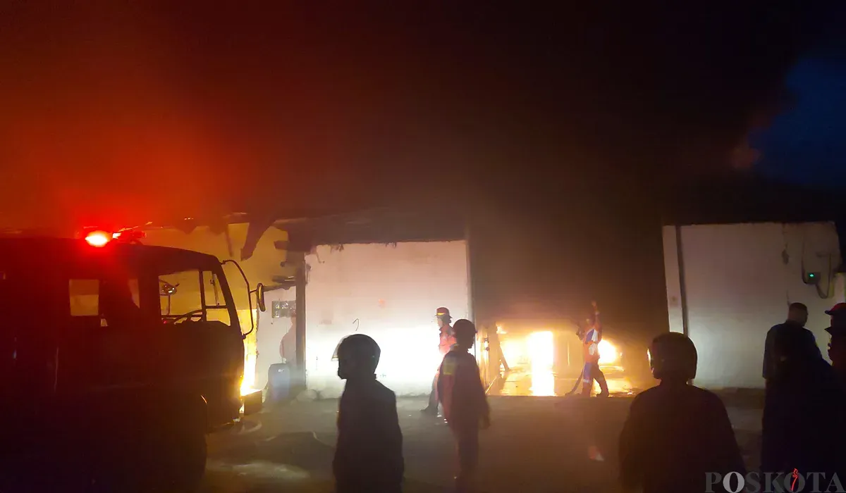 Situasi di lokasi kebakaran gudang di Jalan Raya Kolonel Masturi, Kelurahan Cipageran, Kecamatan Cimahi Utara, Kota Cimahi, pada Rabu malam, 3 September 2025. (Sumber: POSKOTA | Foto: Gatot Poedji Utomo)