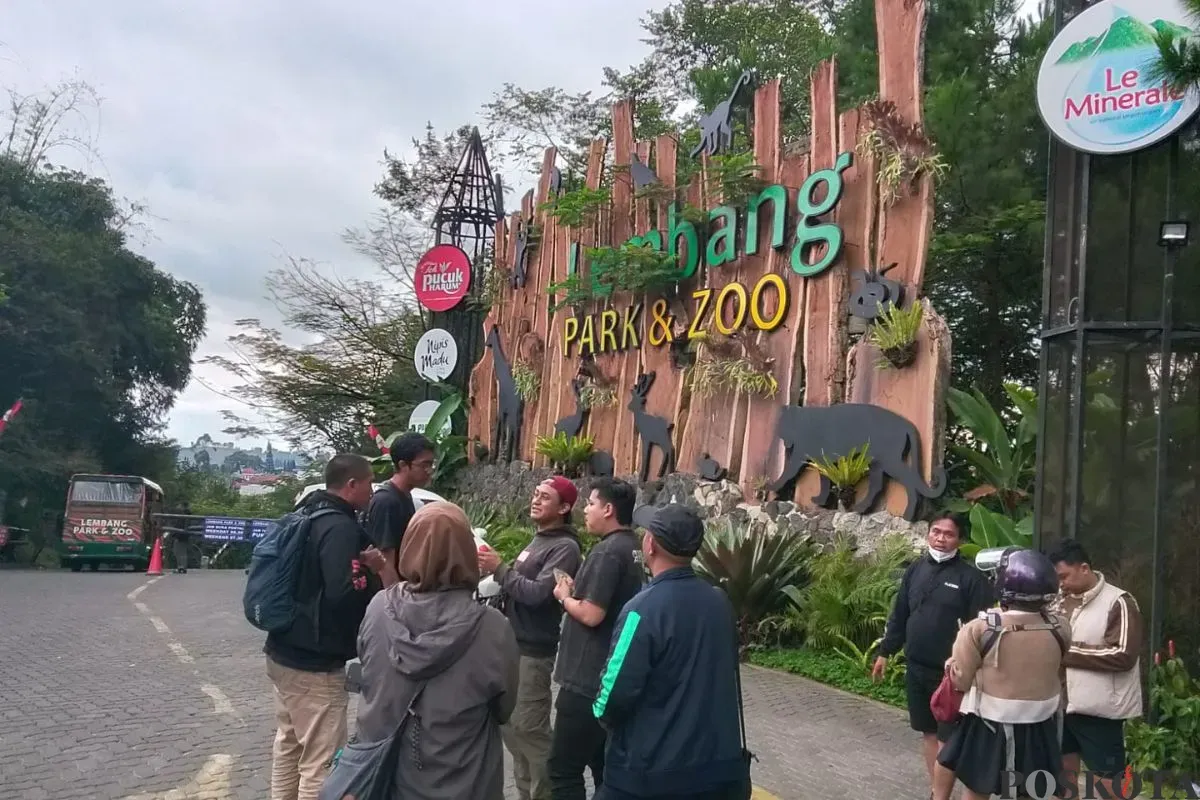 Sejumlah pengunjung di Lembang Park & Zoo, Kelurahan Sukajaya, Kecamatan Lembang, Kabupaten Bandung Barat, tidak bisa masuk, Rabu, 3 September 2025. (Sumber: Poskota/Gatot Poedji Utomo)