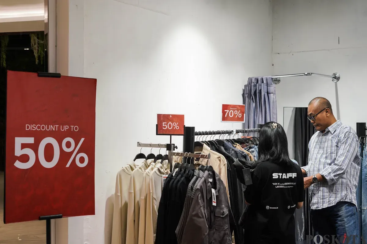 Pengunjung mengamati produk yang dijual di salah satu Mal di kawasan Semanggi, Jakarta, Selasa, 2 September 2025. (Sumber: Poskota/Bilal Nugraha Ginanjar)
