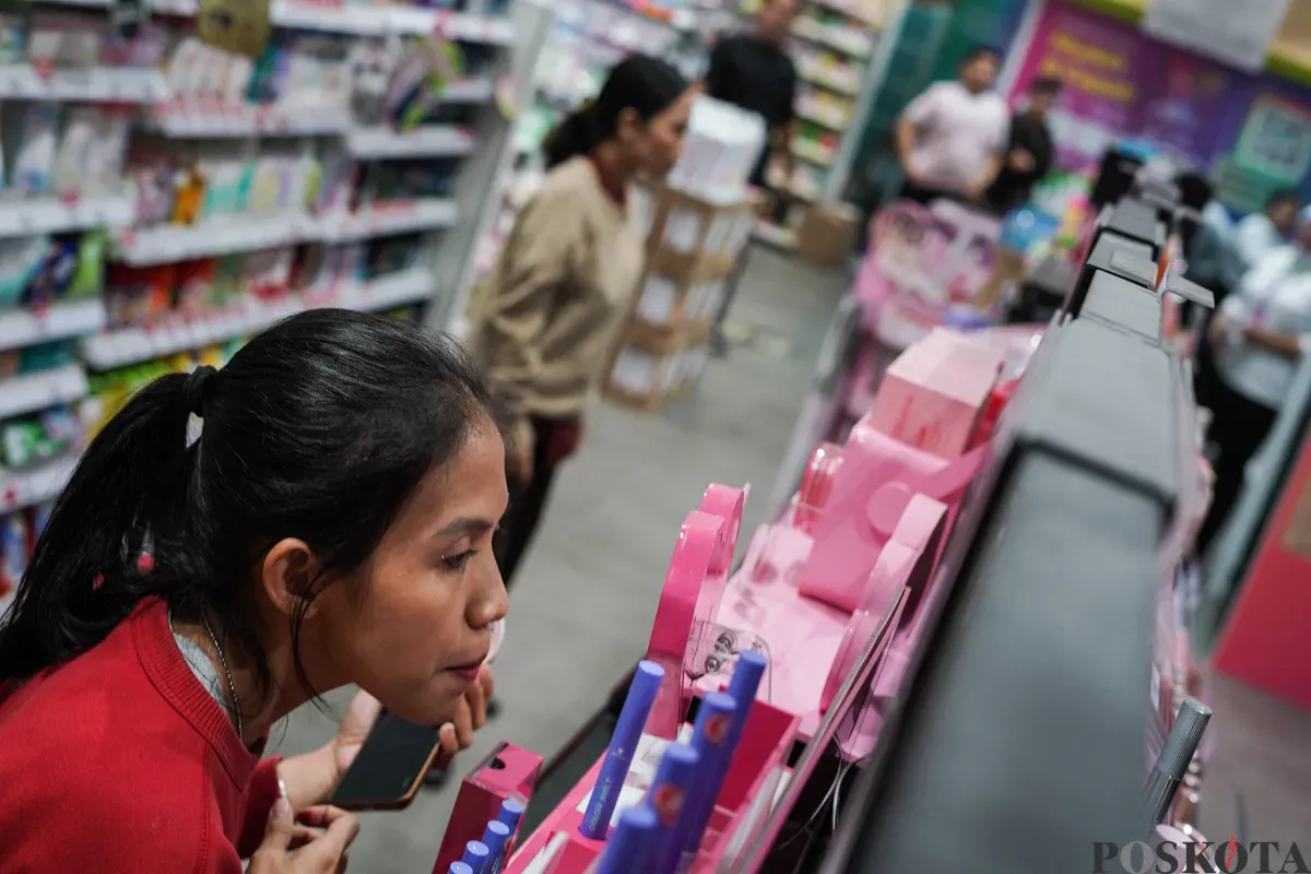 Pengunjung mengamati produk yang dijual di salah satu Mal di kawasan Semanggi, Jakarta, Selasa, 2 September 2025. (Sumber: Poskota/Bilal Nugraha Ginanjar)