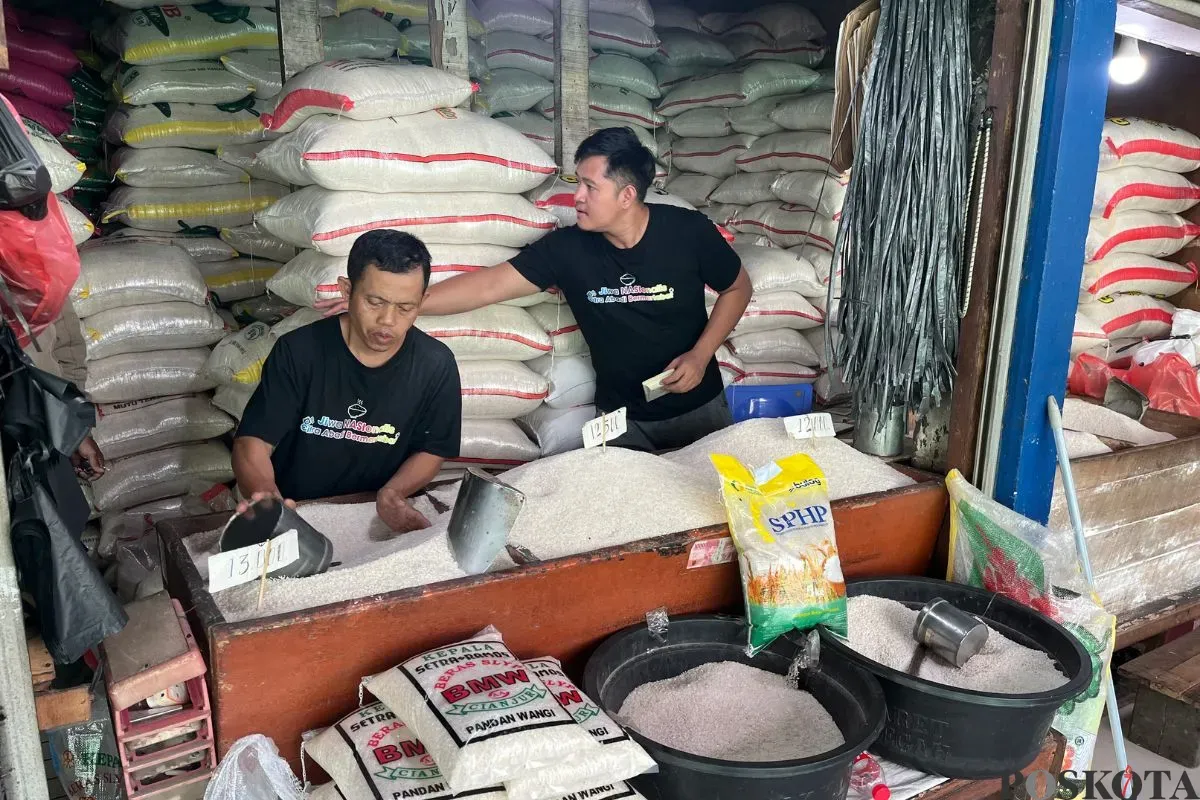 Pedagang beras di Pasar Palmerah, Kelurahan Gelora, Kecamatan Tanah Abang, Jakarta Pusat, Rabu, 3 September 2025. (Sumber: Poskota/Pandi Ramedhan)