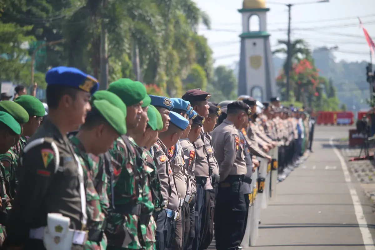 Ratusan personel TNI dan Polri di Pandeglang, saat melakukan apel persiapan patroli skala besar. (Sumber: Dok Humas Polres Pandeglang)